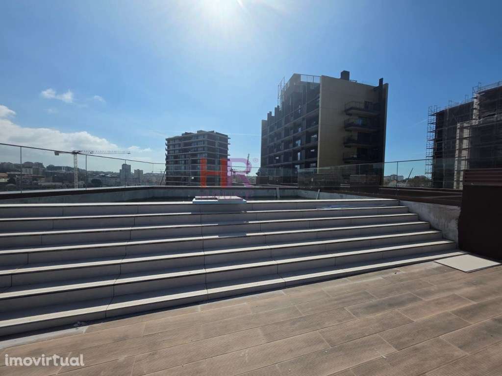 Arrenda -se T1 com lugar de garagem coberto e piscina comum. - Grande imagem: 4/33