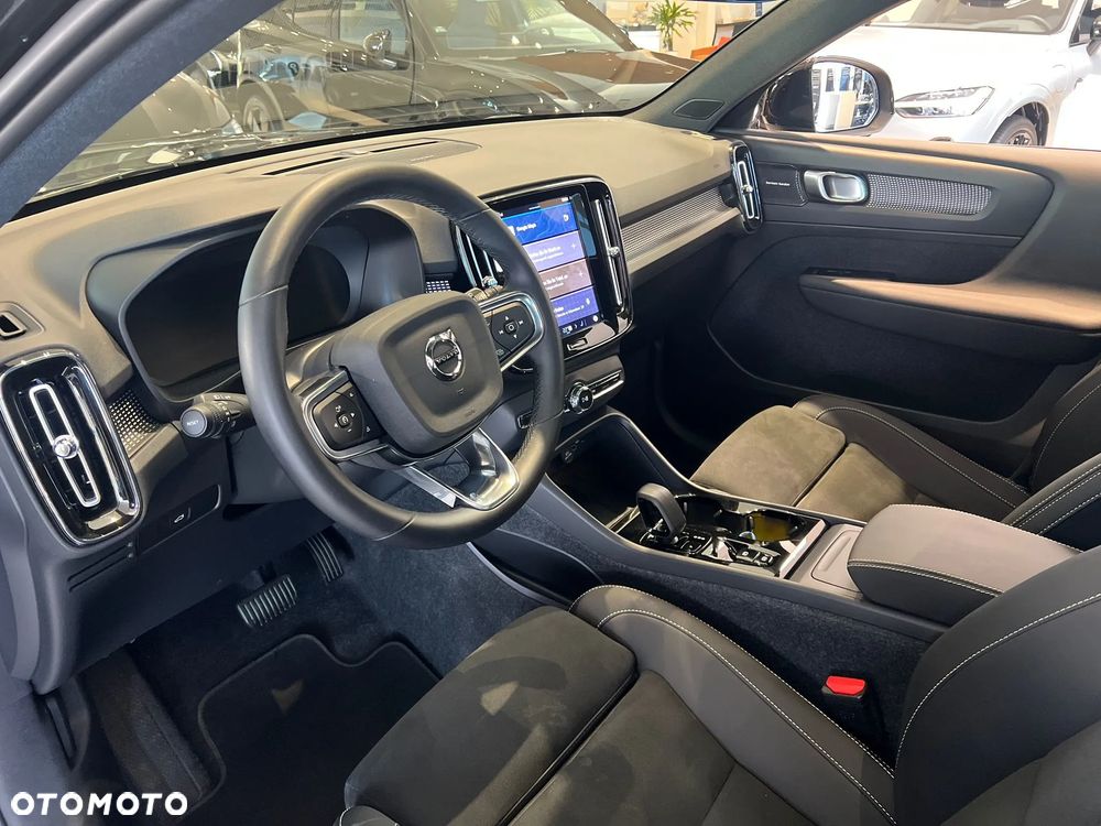 Volvo XC 40 B4 B DKG Ultra Black Edition - 2