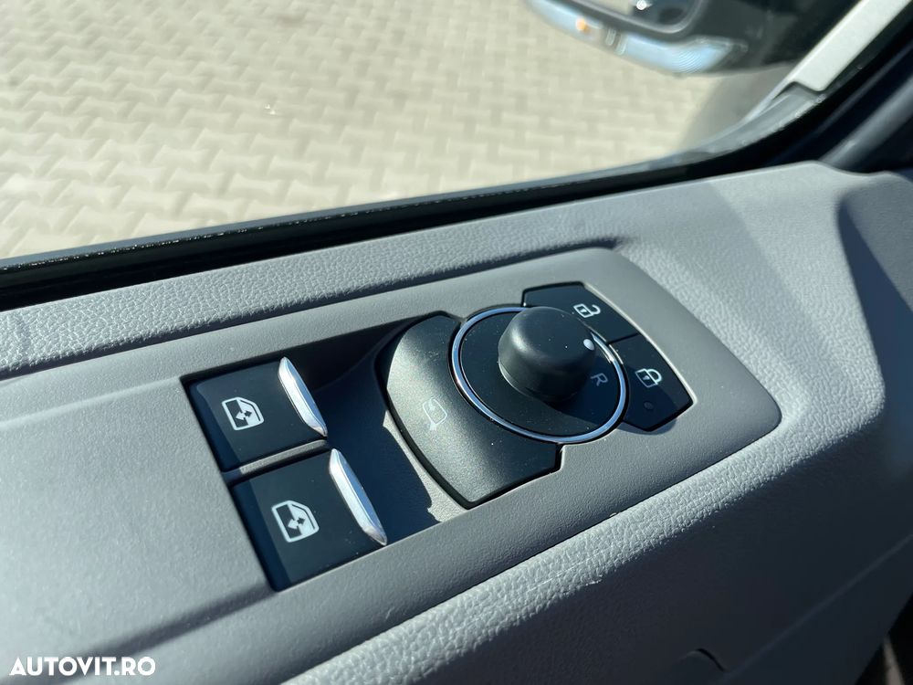 Volkswagen Caravelle - 8