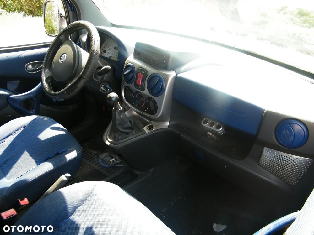 Fiat Doblo I (00-04r.) 1.9 JTD 100KM. Silnik 182B9000  (223ZXE1A) Skrzynia 55201066  (71723123; 55180658) lakier 480 BLUE VITALITY DERIN MAVI. Cały na części. GWARANCJA !!!  Przód Tył Zestaw Komplet Drzwi Klapa Zderzak Błotnik Maska Grill Atrapa Szyba Pas Lampa Lusterko Boczki Fotel Kanapa Kokpit Deska Rozdzielcza Przełącznik Włącznik Sterownik Przewody Wiązka Instalacja Moduł Komputer Czujnik Listwa Pompa Alternator Wtryski Głowica Rozrusznik Kompresor Sprzęgło Dwumas Silnik Skrzynia ABS Klimatyzacji Paliwa Wspomagania Kolektor Turbina Przepustnica Zawór Chłodnica Koło Hak Belka Sanki Zawieszenie Mcpherson Półoś Amortyzator Wydech Tłumik Zacisk Most - 8