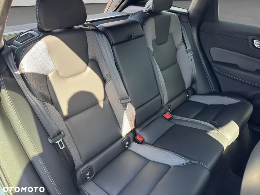 Volvo XC 60 B4 B Plus Dark - 22