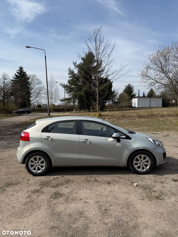 Kia Rio 1.2 L - 6