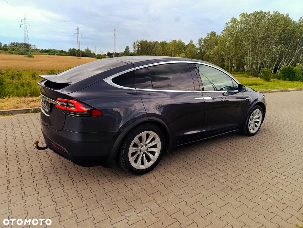 Tesla Model X - 7