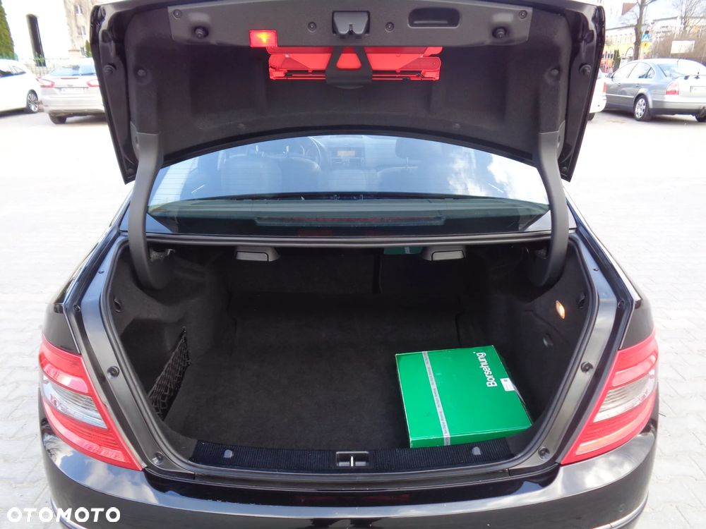 Mercedes-Benz Klasa C 180 CGI BlueEFFICIENCY Avantgarde - 8