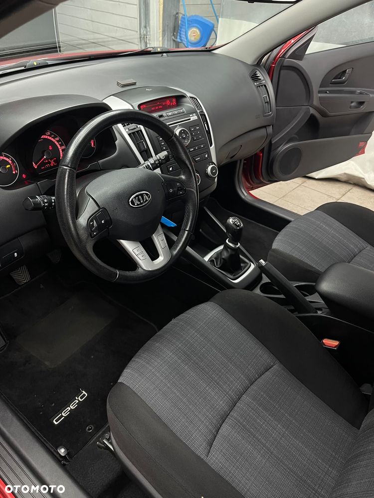 Kia Ceed - 34