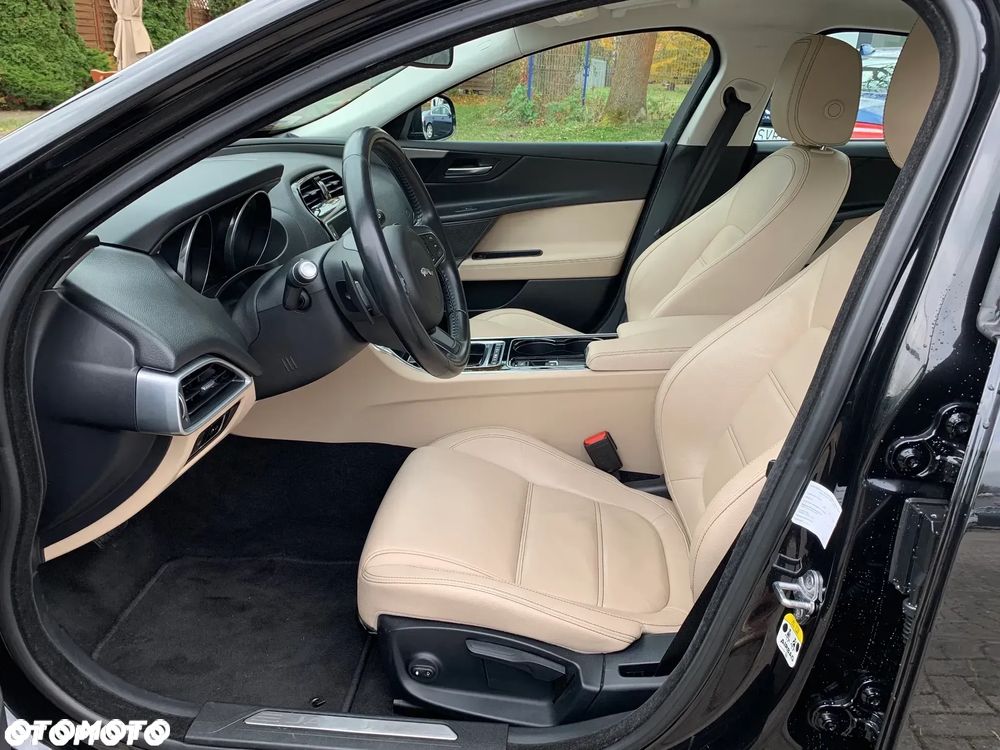 Jaguar XE 2.0 D Prestige - 10