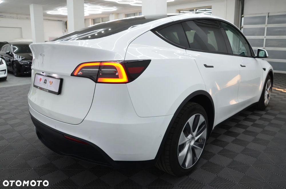 Tesla Model Y Long Range AWD - 8