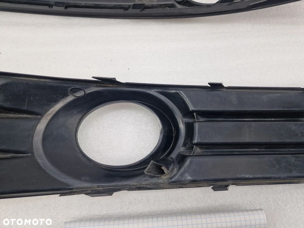 AUDI A3 8P0 LIFT 08- LEWA KRATKA BOCZNA ZDERZAKA PRZEDNIEGO PRZÓD , NR 8P0807681H , NR AUKCJI E/18 - 15