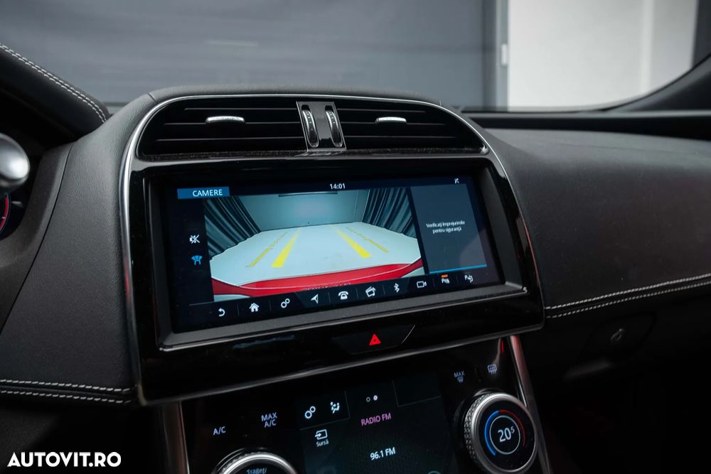 Jaguar XE 2.0 AWD Portfolio - 20