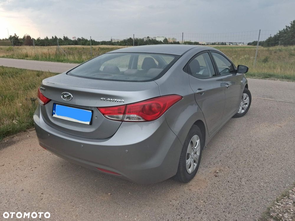 Hyundai Elantra - 2