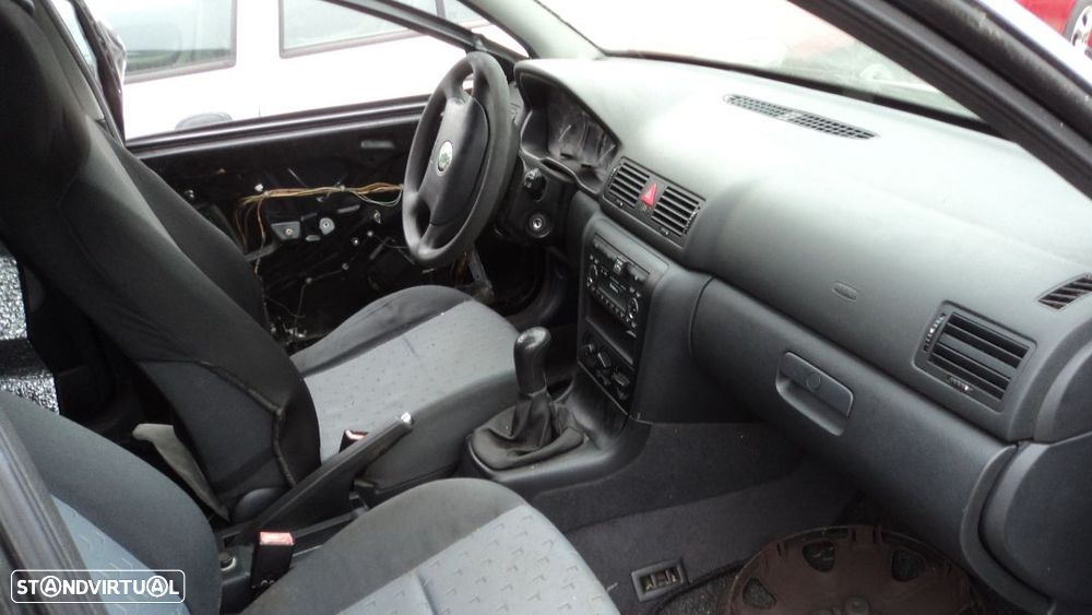 Skoda Octavia Combi 1.6i 2001 - Para Peças - 7