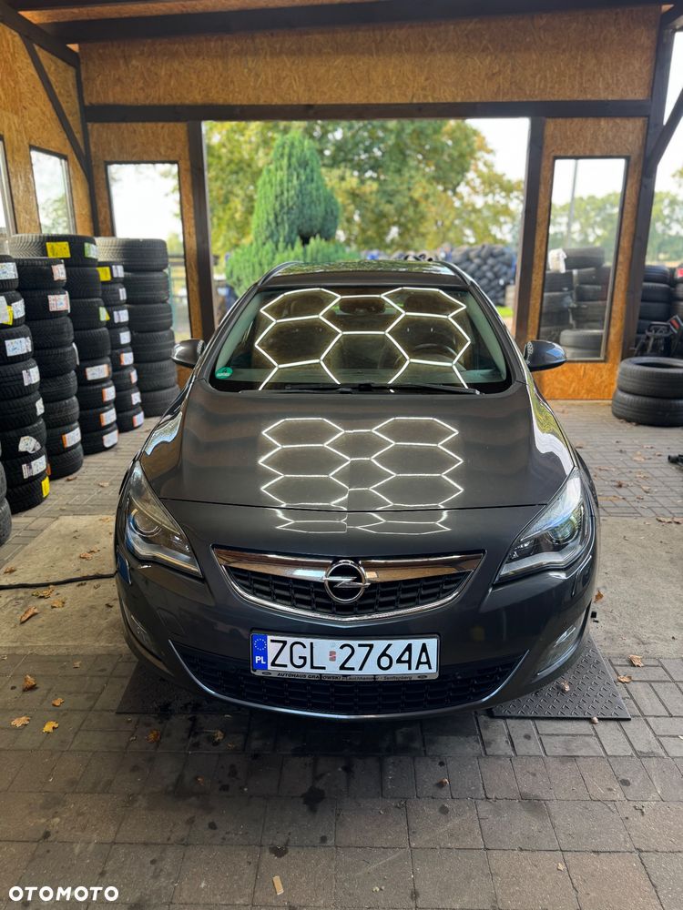 Opel Astra 2011 photo 2