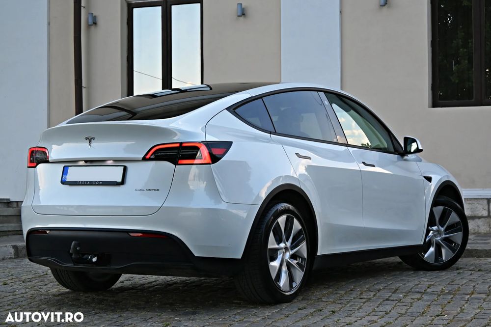 Tesla Model Y AWD Performance - 25