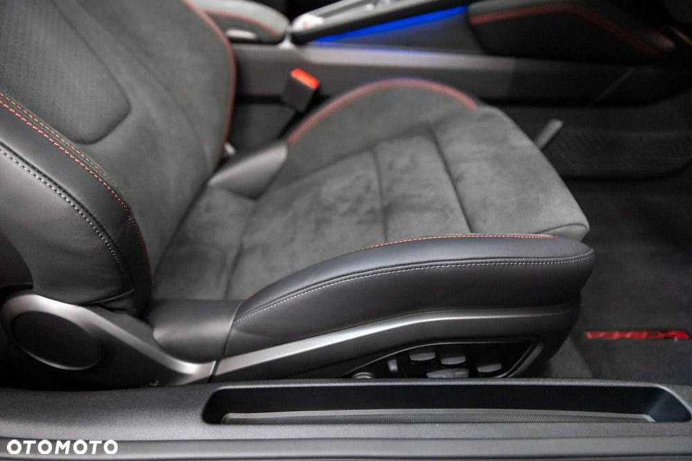 Porsche 911 Carrera 4 GTS PDK - 34