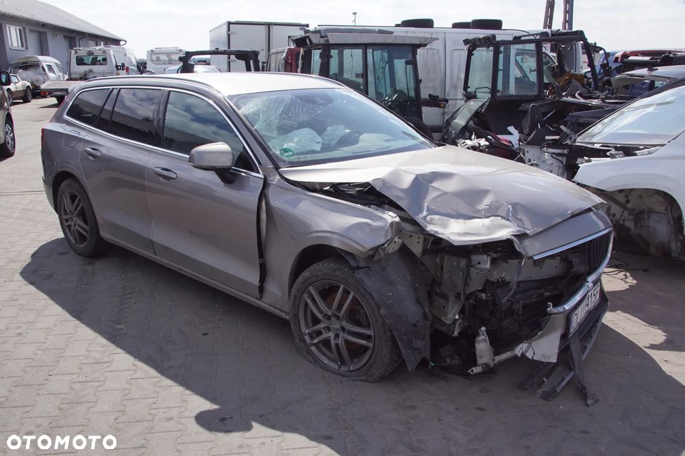 Auto na części - Volvo V60 II 2.0 D4 190 KM D4204T14 TG-81SC 727 2019R Silnik Skrzynia Drzwi Błotnik Klapa Zderzak Lampa Lusterko Klamka Szyba Deska Kokpit Sterownik Moduł Czujnik Licznik Wyświetlacz Panel Kierownica - 9