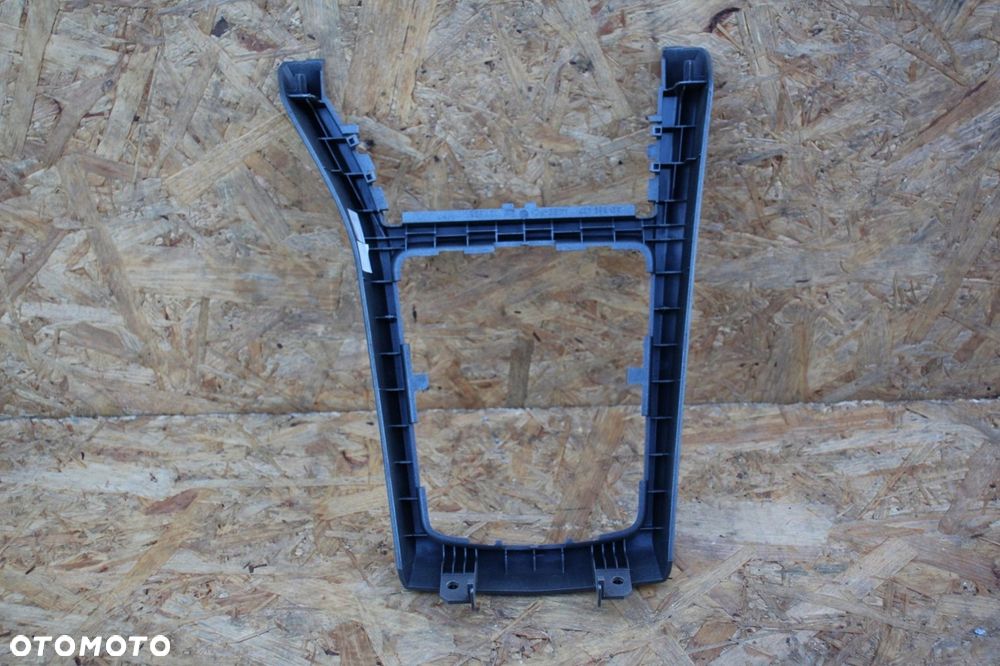 Ramka mieszka zamiany biegów OPEL ASTRA H 13116961 srebrna - 2