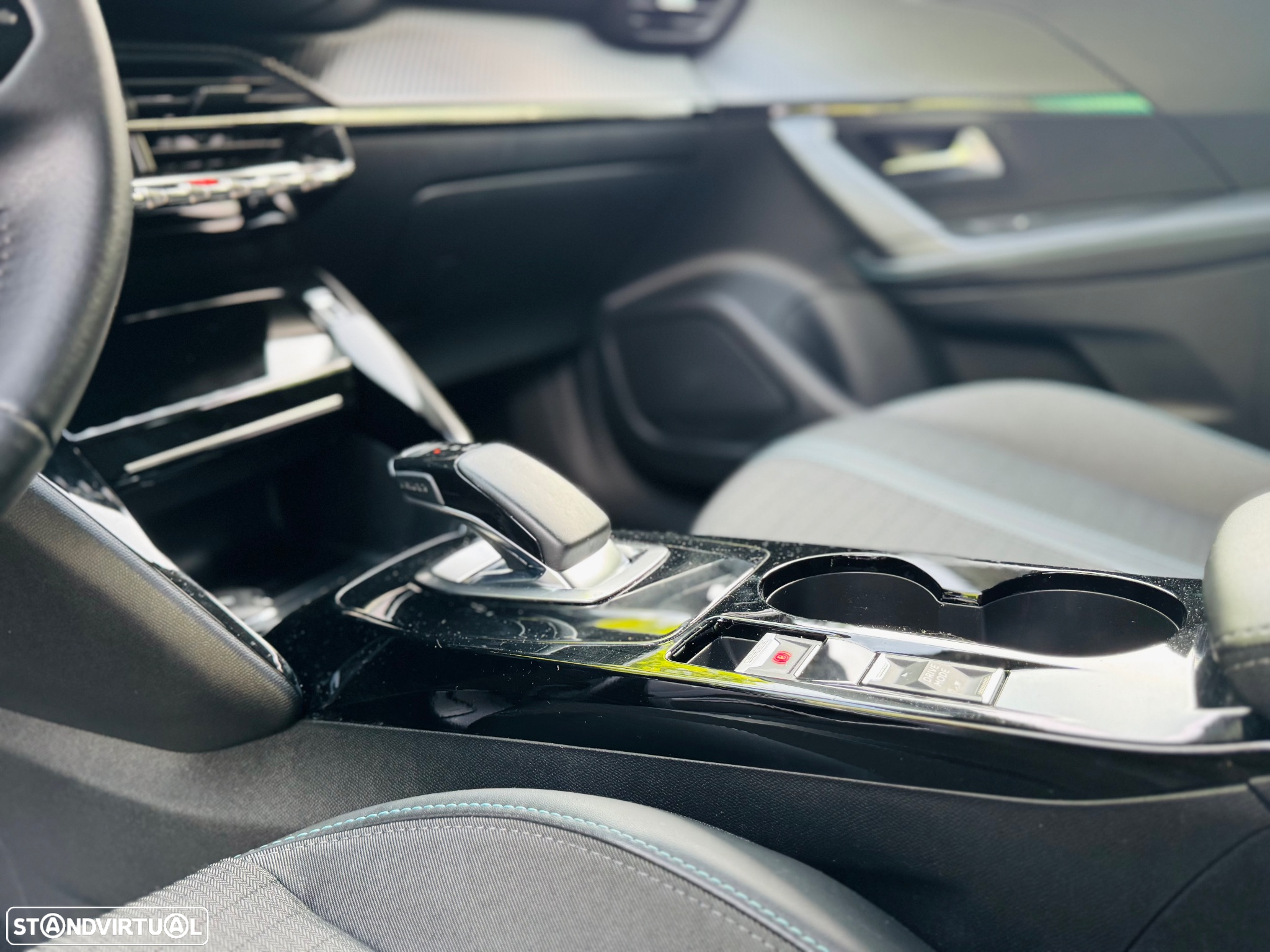 Peugeot e-2008 50 kWh Allure Pack - 32