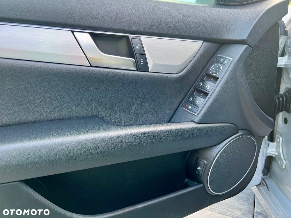 Mercedes-Benz Klasa C 220 CDI BlueEff 4-Matic Avantgarde - 17