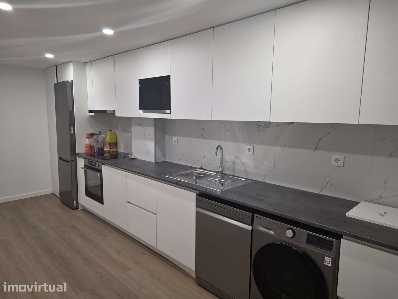 T3 totalmente remodelado | 126 m² | Garagem fechada | Pronto a habitar - Grande imagem: 3/28