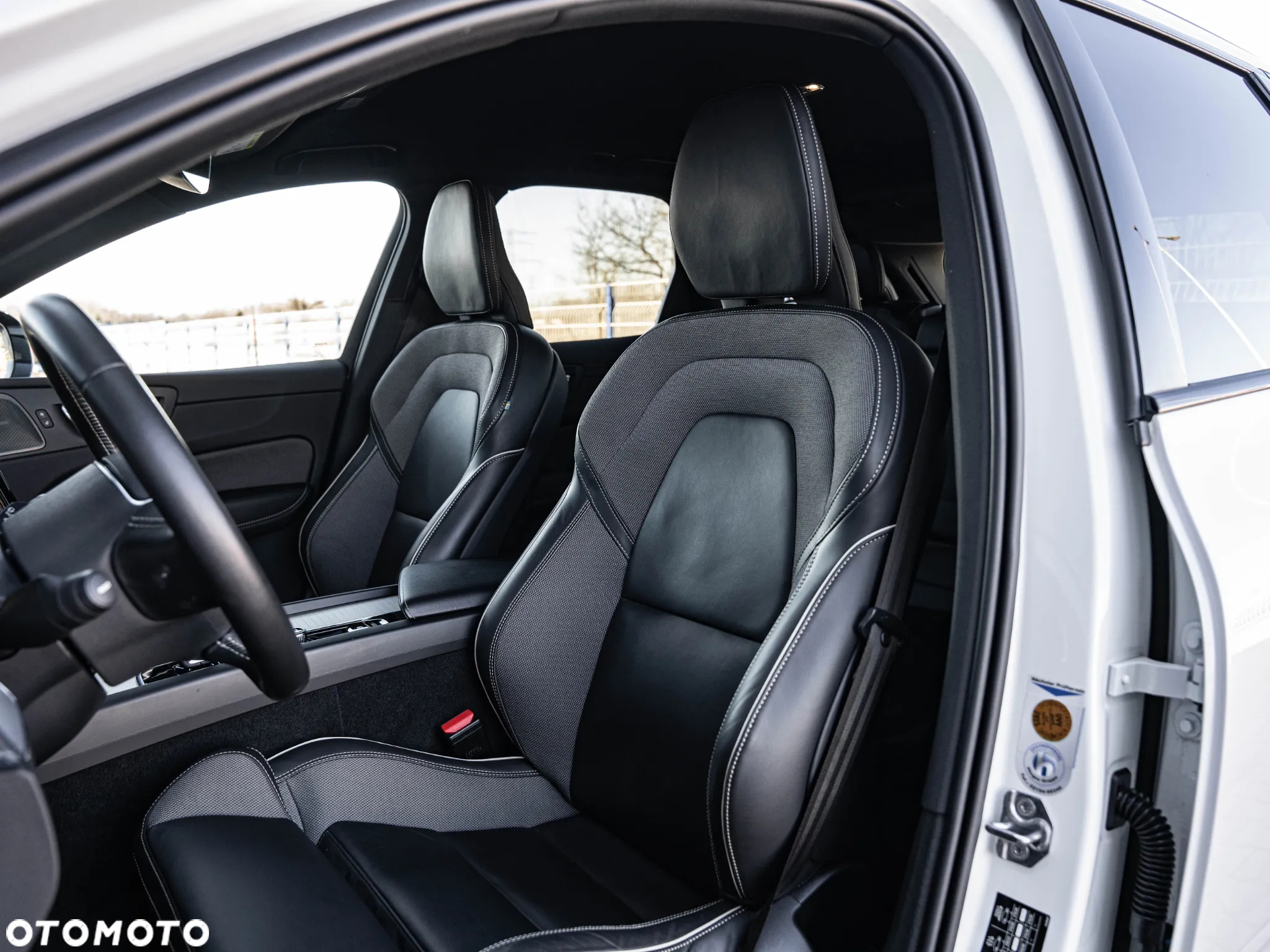 Volvo XC 60 B4 D AWD Plus Dark - 24