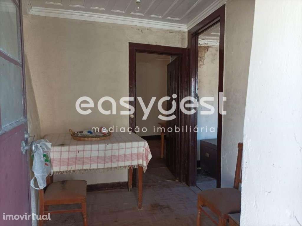 Moradia rústica em pedra para recuperar localizada em Fiais da Beira - Grande imagem: 4/13