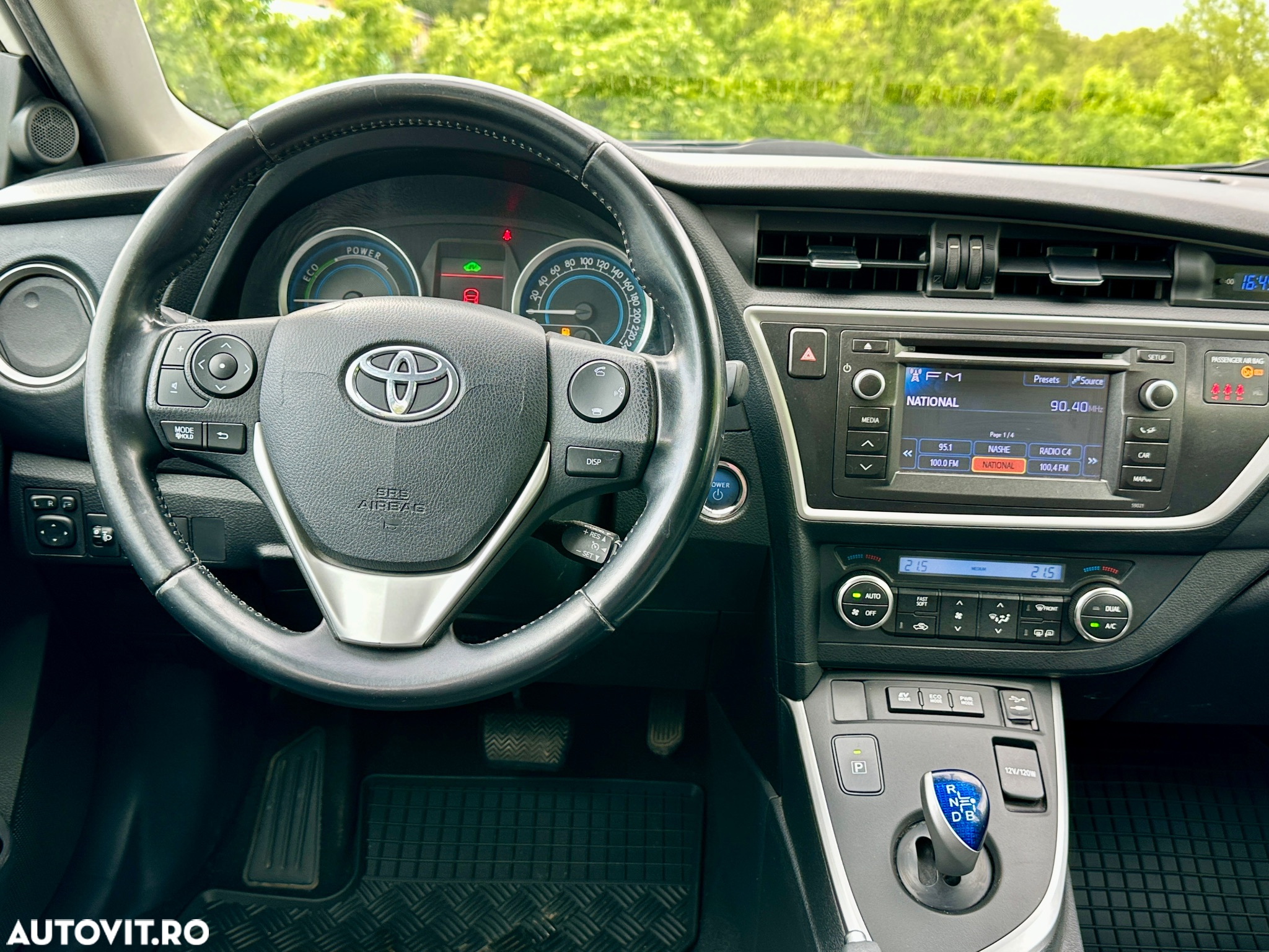 Toyota Auris 1.8 L VVT-i HSD Sol - 8