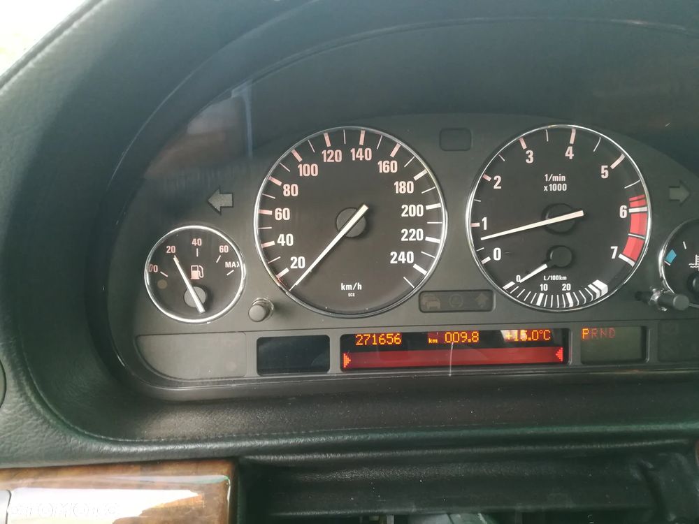 BMW Seria 7 750i - 12