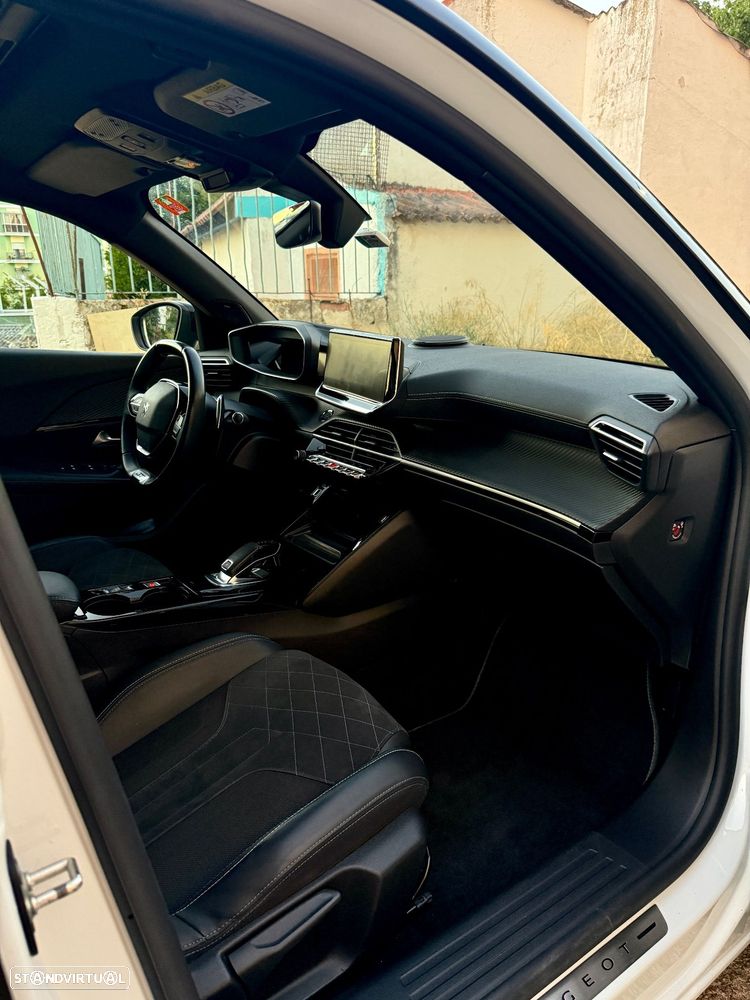 Peugeot 2008 PureTech 130 EAT8 GT Exclusive — fotografia 15
