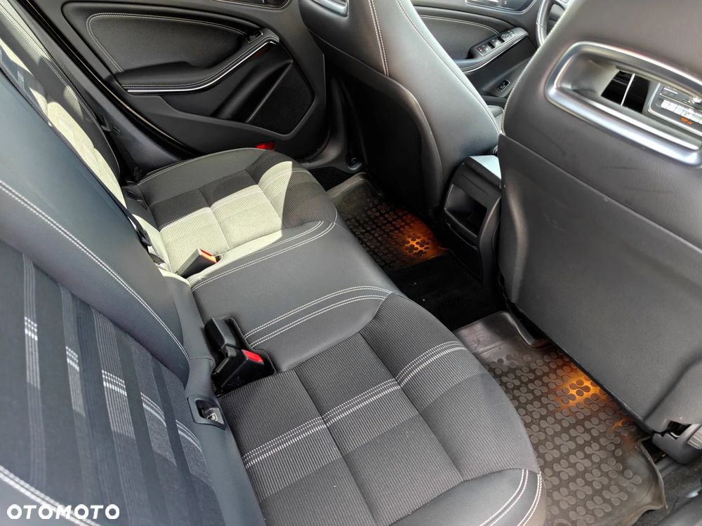 Mercedes-Benz CLA 180 7G-DCT UrbanStyle Edition - 16