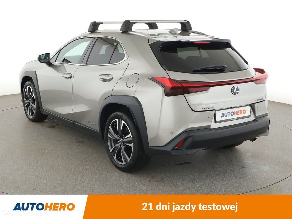 Lexus UX - 4