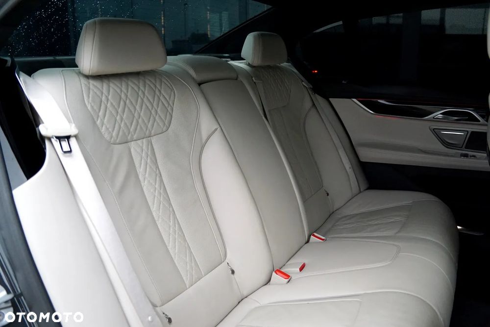 BMW Seria 7 750i xDrive sport - 21