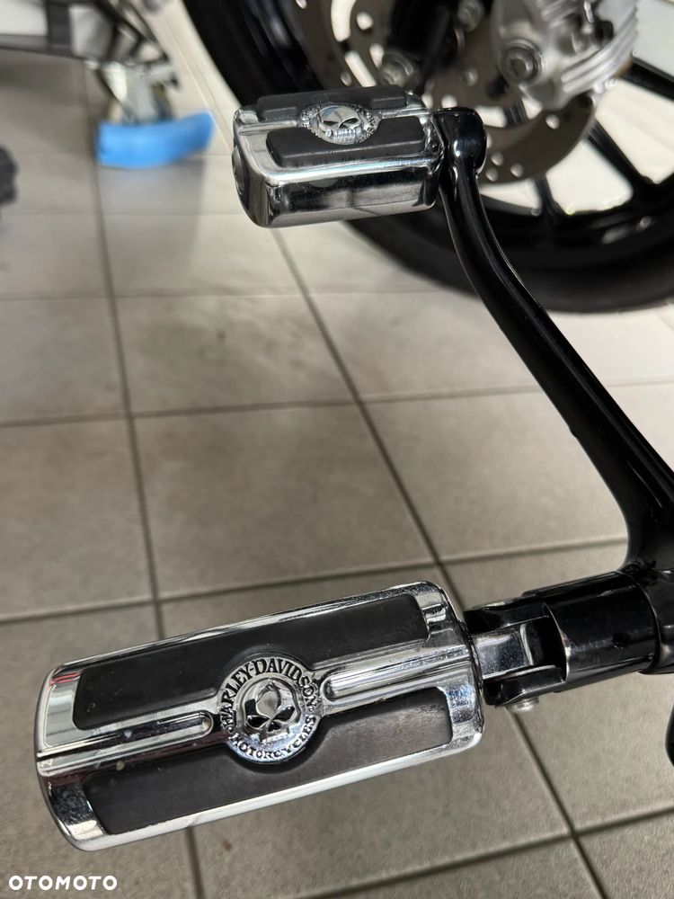 Harley-Davidson Sportster Custom 883C - 16