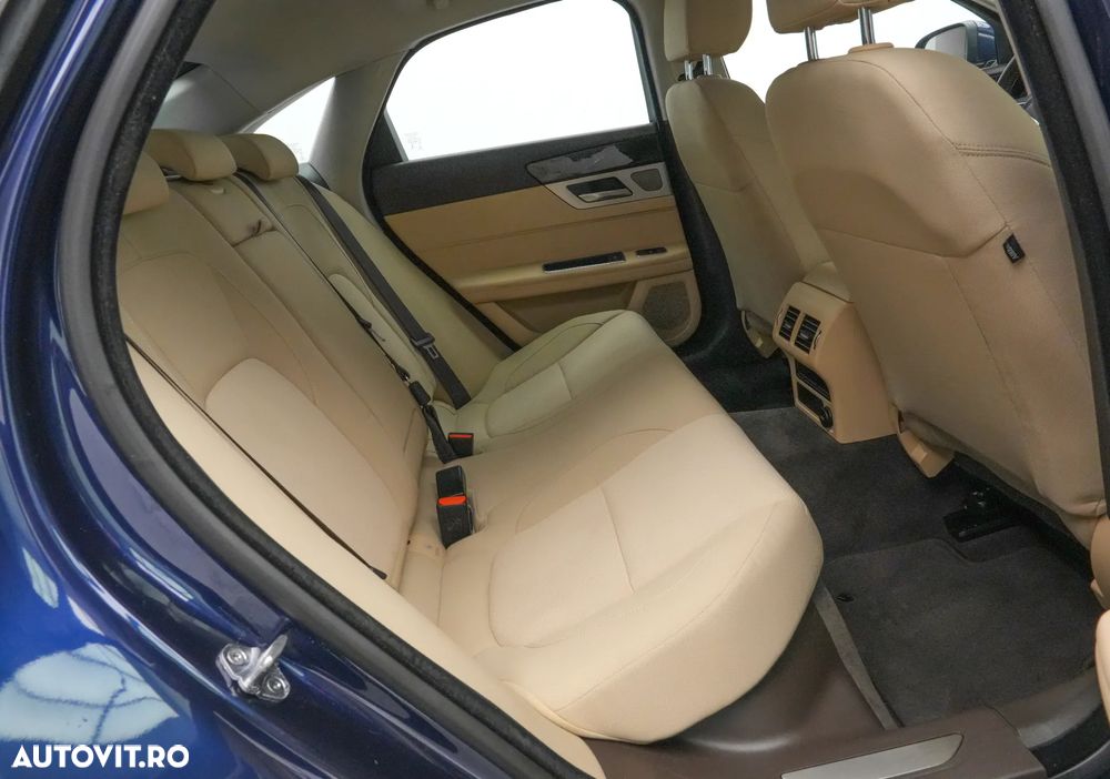 Jaguar XF 20d RWD E-Performance Pure - 16