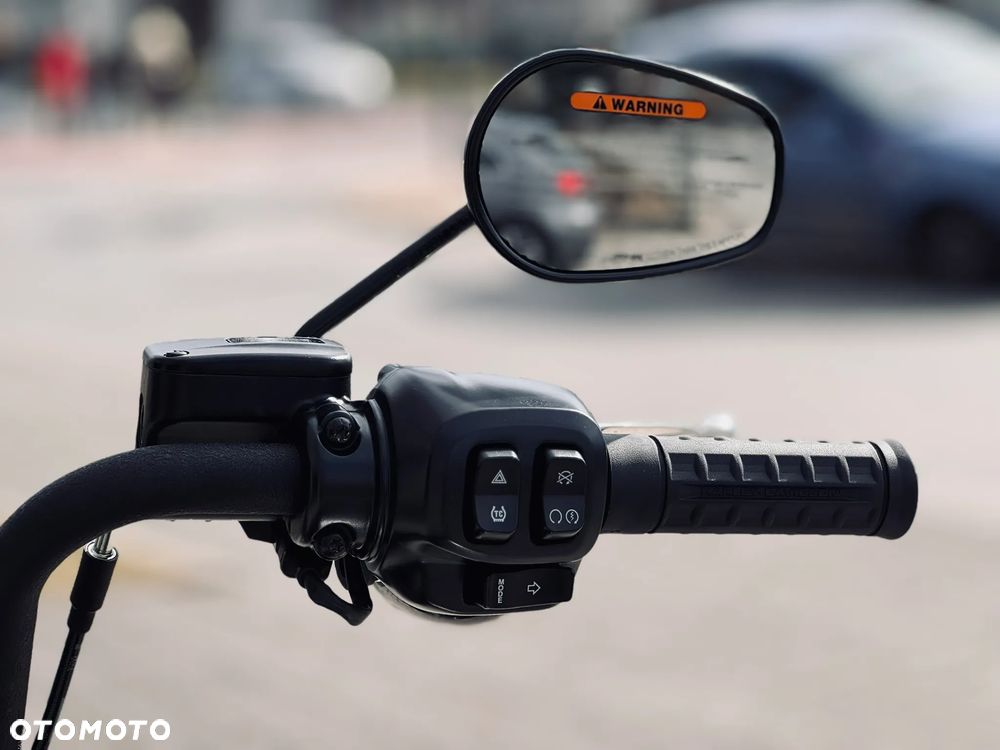 Harley-Davidson Softail Street Bob - 12