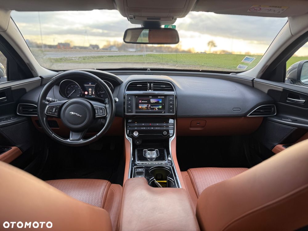 Jaguar XE 2.0 D AWD Prestige - 12