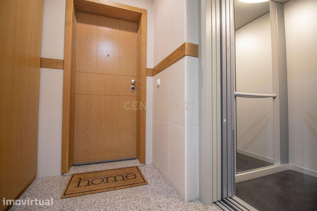 T3 com Suite,  elevador e Garagem Box - Grande imagem: 3/38