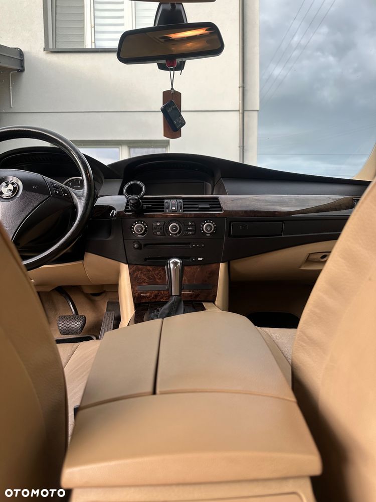 BMW Seria 5 525d - 12