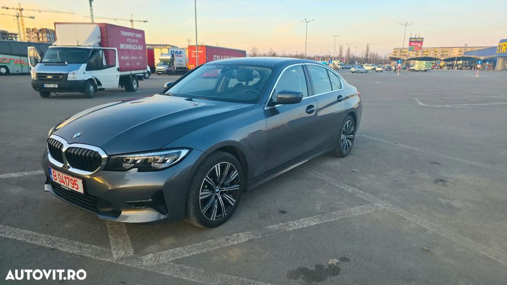 BMW Seria 3 330e Aut. Advantage - 2