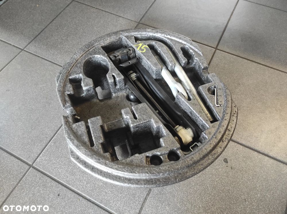 ZAPAS ZESTAW DO KOŁA KOMPLETNY WYPEŁNIENIE LEWAREK KLUCZ WKRĘTKA R15 AUDI A3 8P VW GOLF 5 KOMBI HB 3 DRZWI JETTA PLUS TOURAN PASSAT B6 B7 SIROCCO EOS SEAT LEON 2 ALTEA TOLEDO 3 ALTEA XL SKODA OCTAVIA 2 SUPERB 2 WYSYŁKA !!!!!! - 1