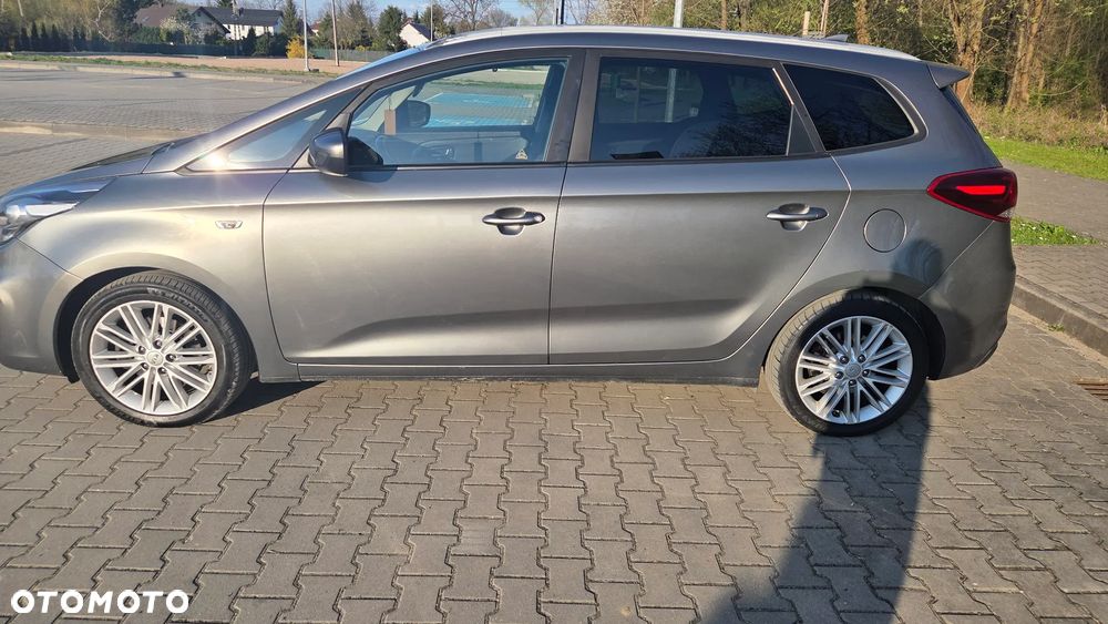 Kia Carens - 9
