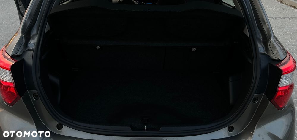 Toyota Yaris Hybrid 100 Business Edition - 25