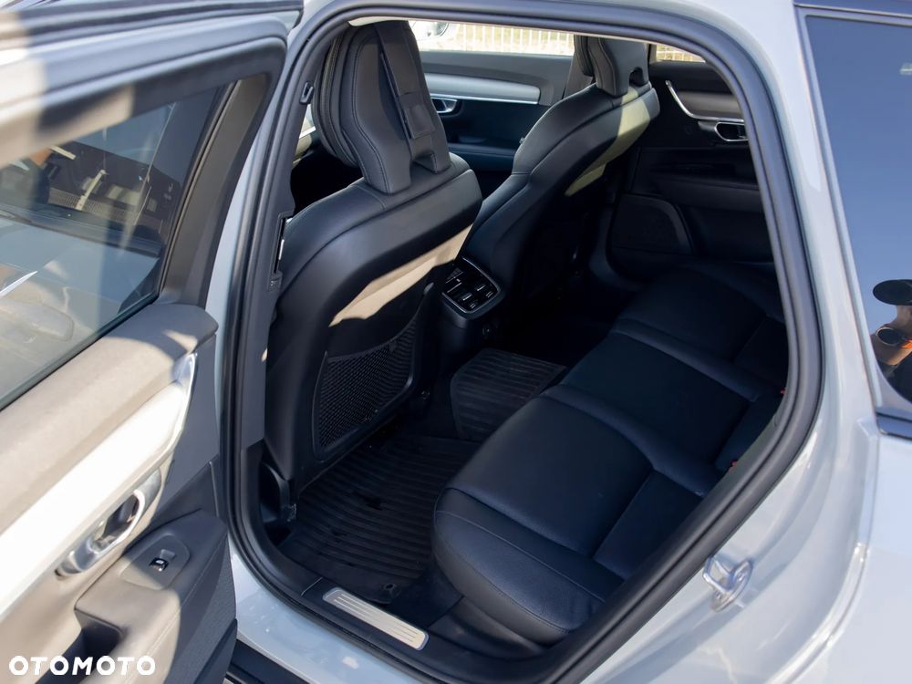 Volvo V90 Cross Country - 28