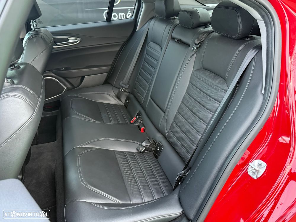 Alfa Romeo Giulia 2.0 Turbo 16V AT8-Q4 Veloce - 25