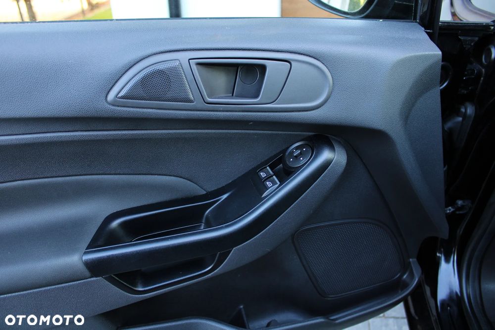 Ford Fiesta 1.25 Ghia - 10