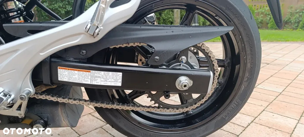 Suzuki GSR - 33
