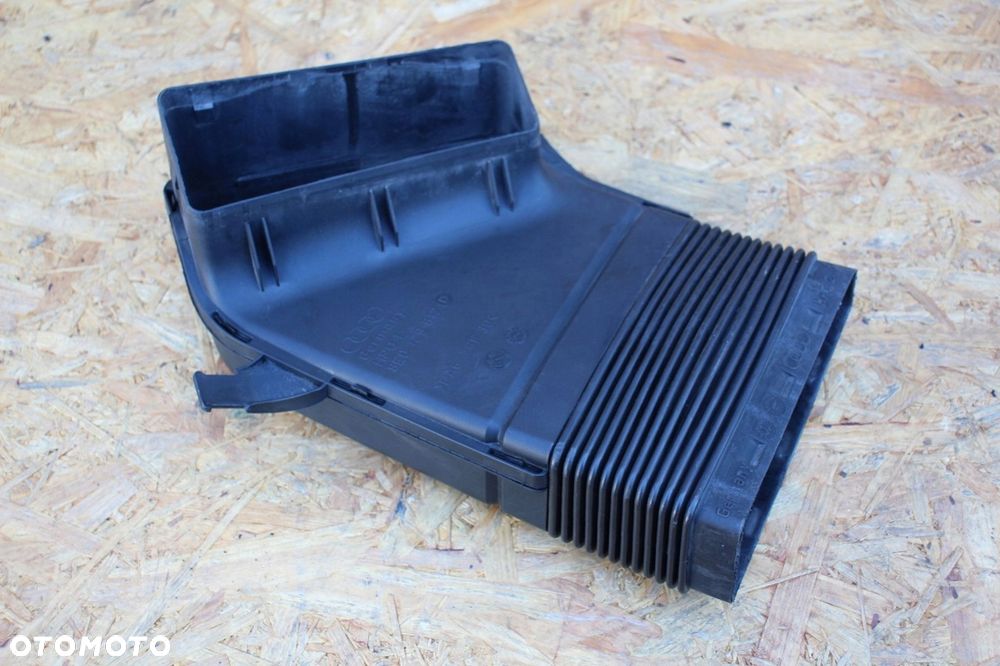 Wlot powietrza kanał AUDI A4 B7 8E0129617D - 2