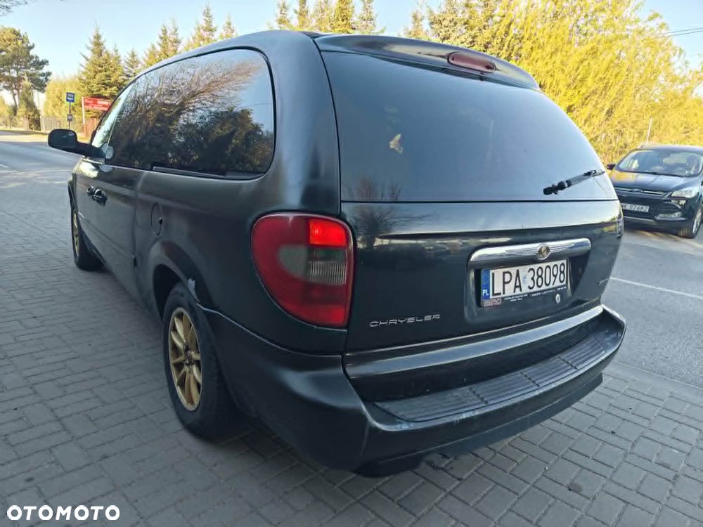 Chrysler Town & Country - 3
