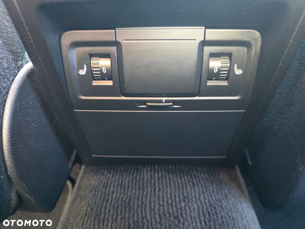 Volkswagen Passat 2.0 TDI BlueMotion Technology Exclusive - 27