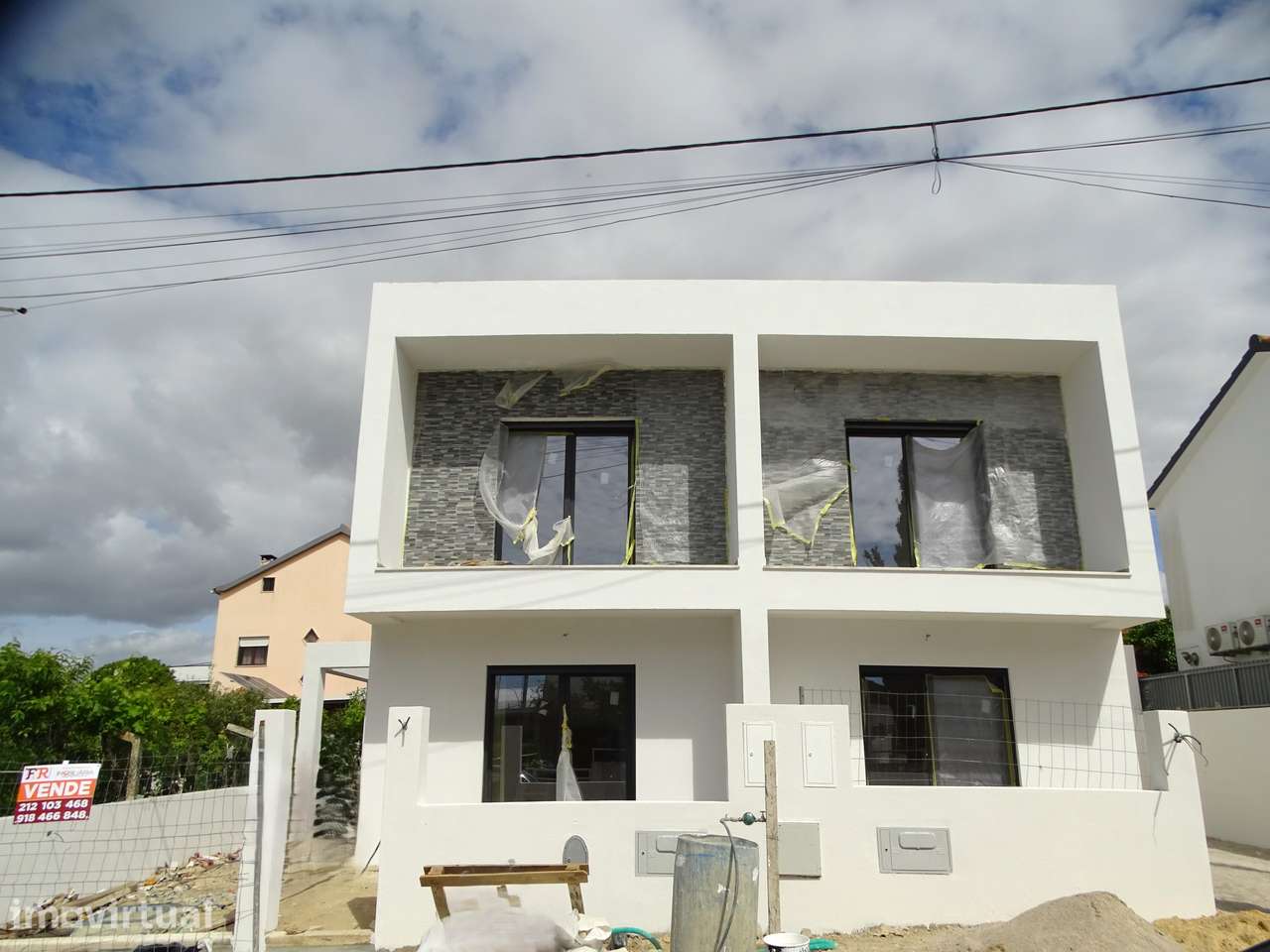 Geminada T3 com garagem, jardim e terraço - Grande imagem: 2/16