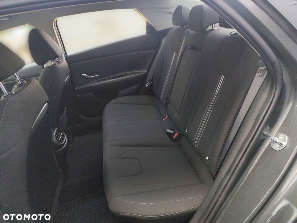 Hyundai Elantra - 12